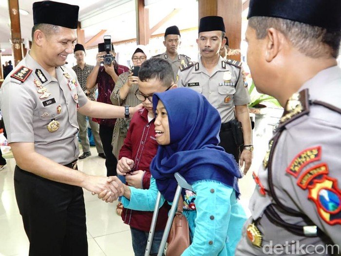 Disaat Tangis Penyandang Disabilitas Ini Pecah dalam Pelukan Polisi